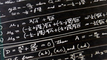 Imagen de un tablón con un problema de matemáticas