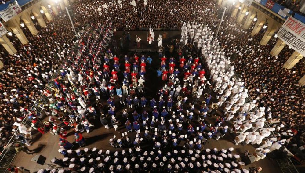 Vista del acto de la izada de la bandera