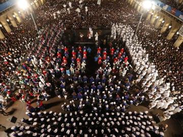 Vista del acto de la izada de la bandera