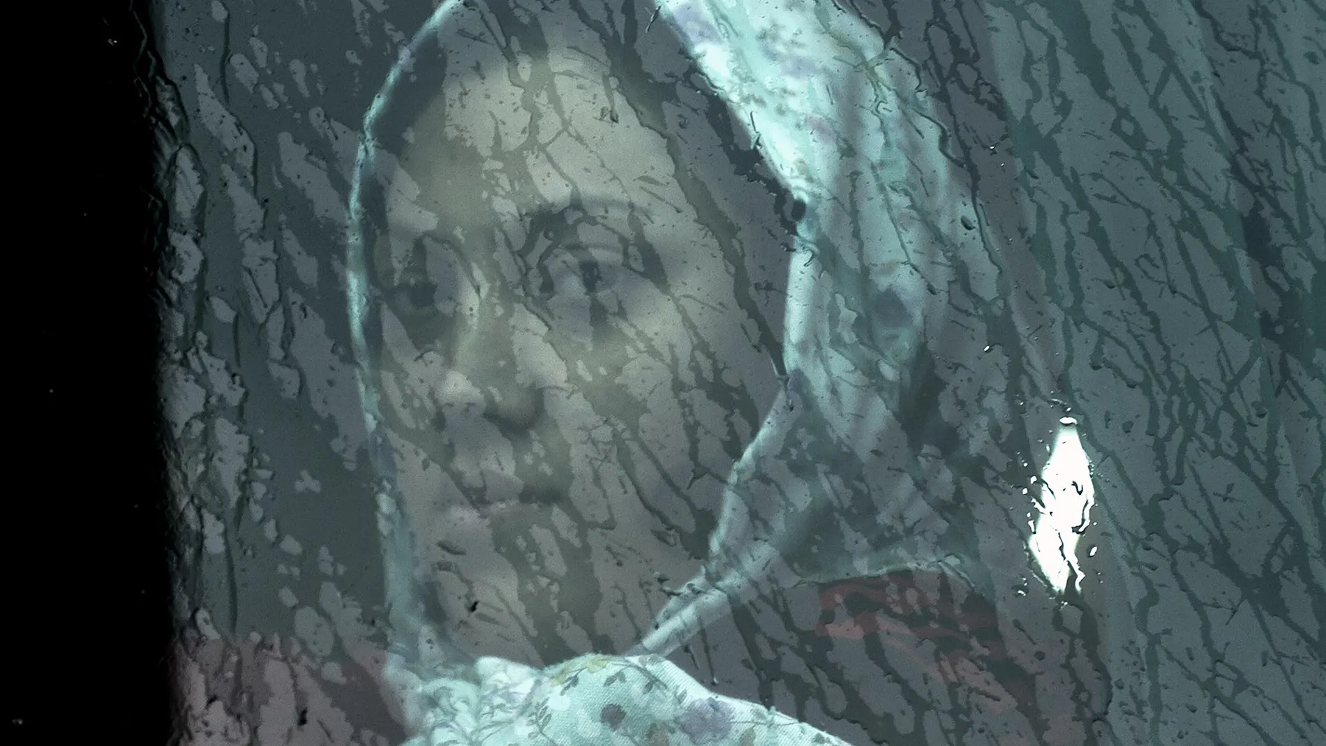 Una mujer inmigrante mira a través de la ventana Una mujer inmigrante mira a través de la ventana