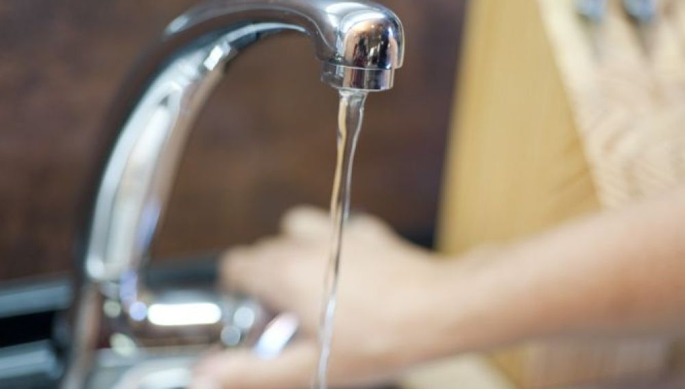 El agua de un grifo abierto en una vivienda