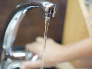 Grifo abierto en una vivienda. Grifo abierto en una vivienda.