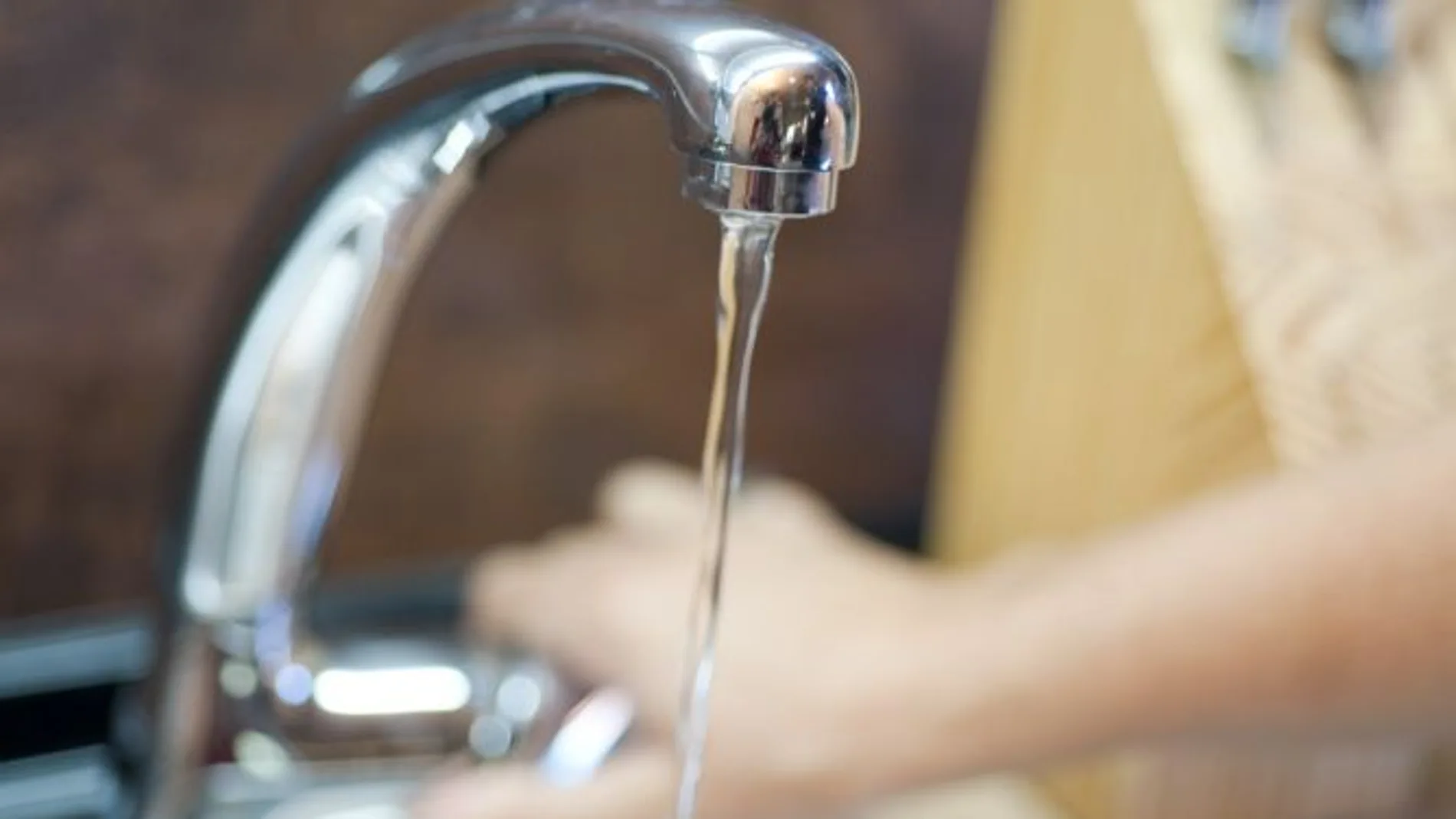 Grifo abierto en una vivienda. Grifo abierto en una vivienda.