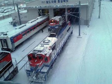 Vista de trenes cubirertos de nieve Vista de trenes cubirertos de nieve