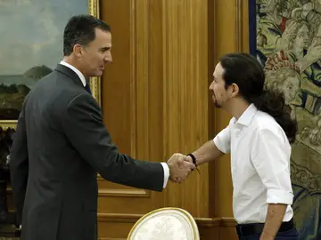 El Rey Felipe VI y Pablo Iglesias se saludan El Rey Felipe VI y Pablo Iglesias se saludan