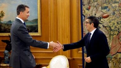 Felipe VI comunica a Patxi López que iniciará una nueva ronda de consultas
