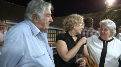 Mujica y Carmena pasean en coche y ponen al día sus 