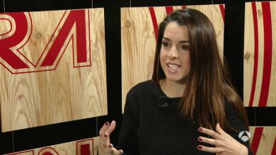 Ruth ensaya su actuación de David Bowie