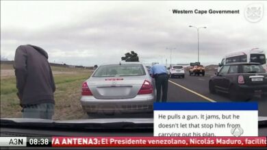 Un hombre dispara a quemarropa a un policía en Sudáfrica que logra esquivar el disparo