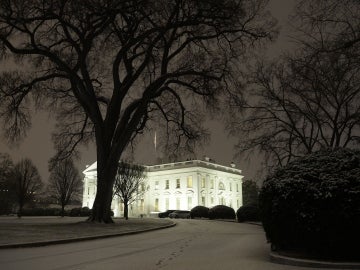 La nieve rodea la Casa Blanca en Washington