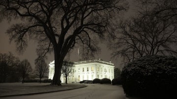 La nieve rodea la Casa Blanca en Washington