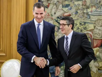 El Rey Felipe VI recibe a Patxi López durante la primera ronda de conversaciones El Rey Felipe VI recibe a Patxi López durante la primera ronda de conversaciones