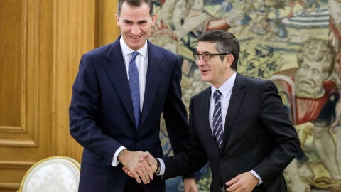 El Rey Felipe VI recibe a Patxi L&oacute;pez durante la primera ronda de conversaciones