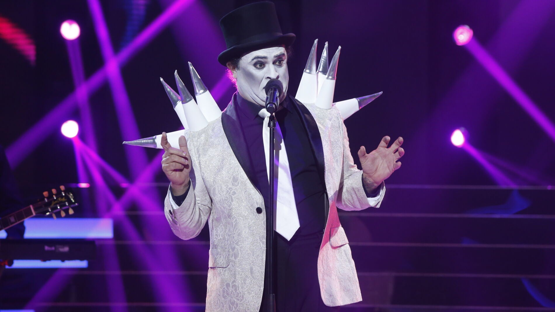 El Sevilla se transforma en Javier Gurruchaga y canta 'Coraz&oacute;n de ne&oacute;n'