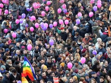 Movilización en contra de la discriminación de las personas LGBT en Piazza dell Scala, en Milán