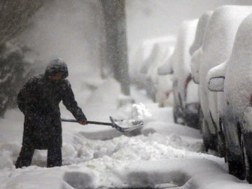 Una persona intenta retirar la nieve de la calle en Nueva York