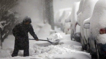 Una persona intenta retirar la nieve de la calle en Nueva York