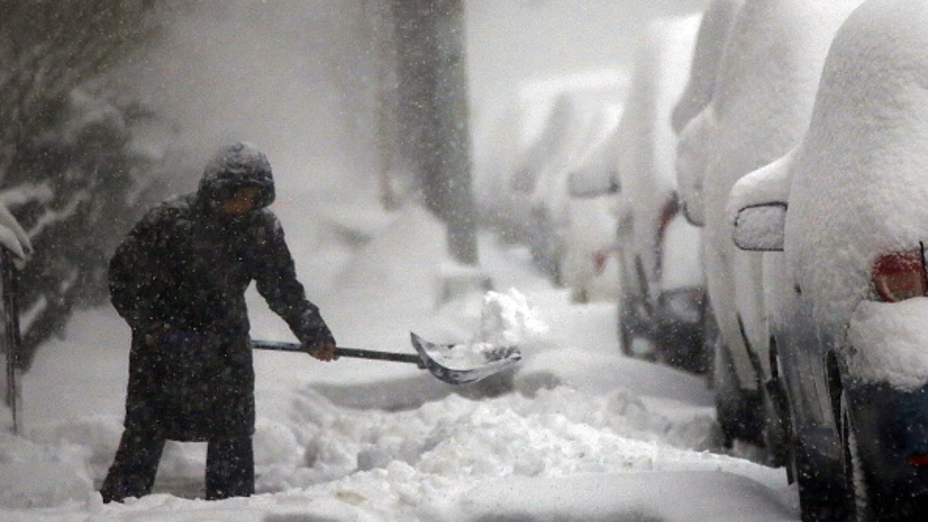 Una persona intenta retirar la nieve de la calle en Nueva York Una persona intenta retirar la nieve de la calle en Nueva York