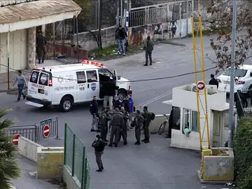 La policía israelí hace guardia junto a una ambulancia en el lugar de un suceso La policía israelí hace guardia junto a una ambulancia en el lugar de un suceso