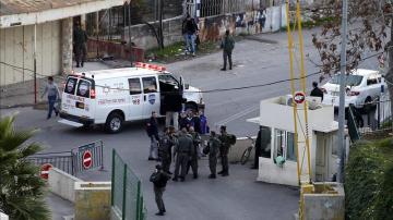 La policía israelí hace guardia junto a una ambulancia en el lugar de un suceso