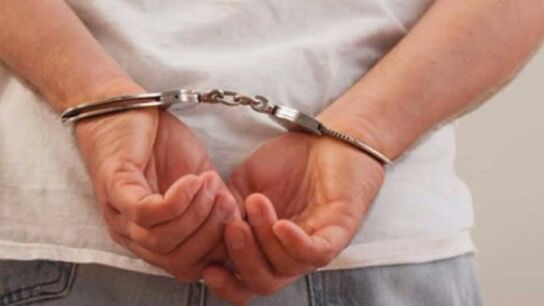 Un hombre detenido y esposado