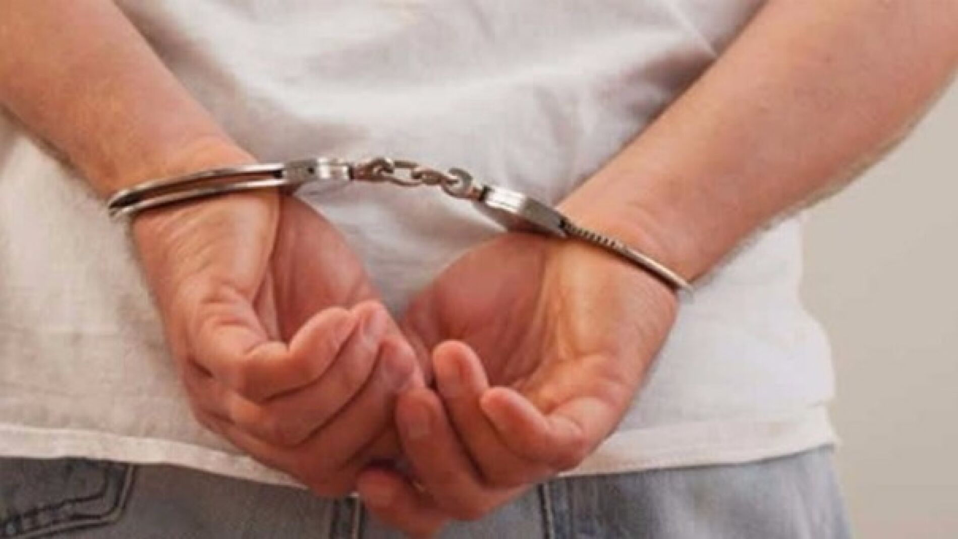 Un hombre detenido y esposado