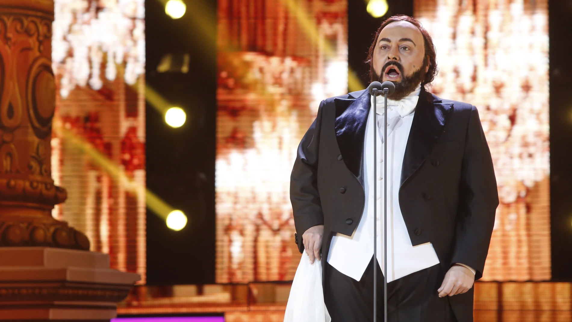 Falete se pone en la piel del tenor Luciano Pavarotti e interpreta ''O sole mio'