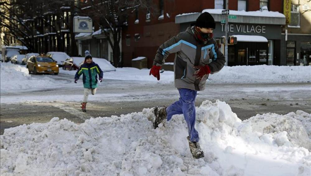 Los niños ya salen a la calle tras el temporal