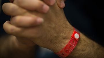Empresas de EEUU ofrecen pulseras de colores para que los empleados señalen el tipo contacto que quieren mantener con sus colegas