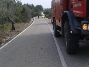 Los bomberos de Alicante y un helicóptero en la zona donde el vehículo ha arrollado a los seis ciclistas