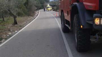 Los bomberos de Alicante y un helicóptero en la zona donde el vehículo ha arrollado a los seis ciclistas