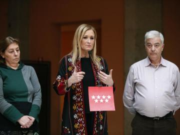 Cristina Cifuentes, junto a los padres del niño que se suicidó en Leganés