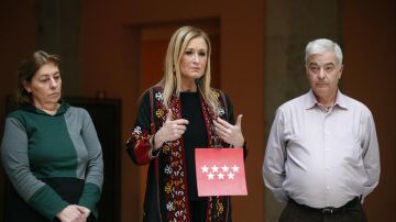 Cristina Cifuentes, junto a los padres del niño que se suicidó en Leganés