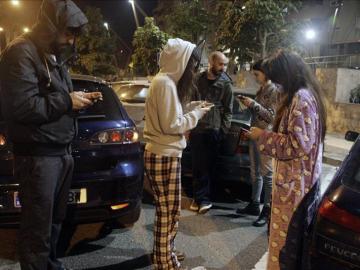 Un grupo de personas en la calle esta madrugada tras el terremoto