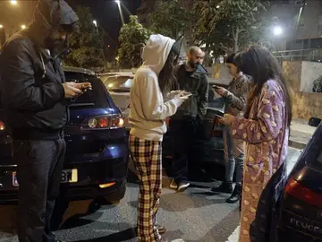 Un grupo de personas en la calle esta madrugada tras el terremoto Un grupo de personas en la calle esta madrugada tras el terremoto