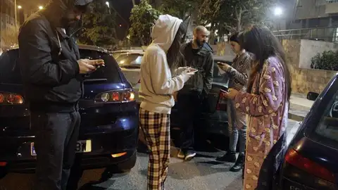 Un grupo de personas en la calle esta madrugada tras el terremoto Un grupo de personas en la calle esta madrugada tras el terremoto