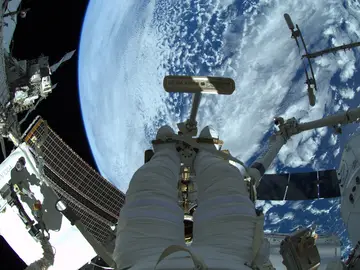 Astronauta asomado a la Estación Espacial internacional Astronauta asomado a la Estación Espacial internacional