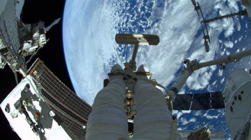 Astronauta asomado a la Estación Espacial internacional