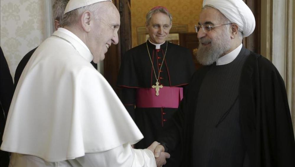 El Papa Francisco junto al presidente de Irán, Hasan Rohani
