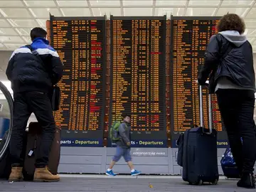 Pantallas del aeropuerto Charles de Gaulle, en París Pantallas del aeropuerto Charles de Gaulle, en París