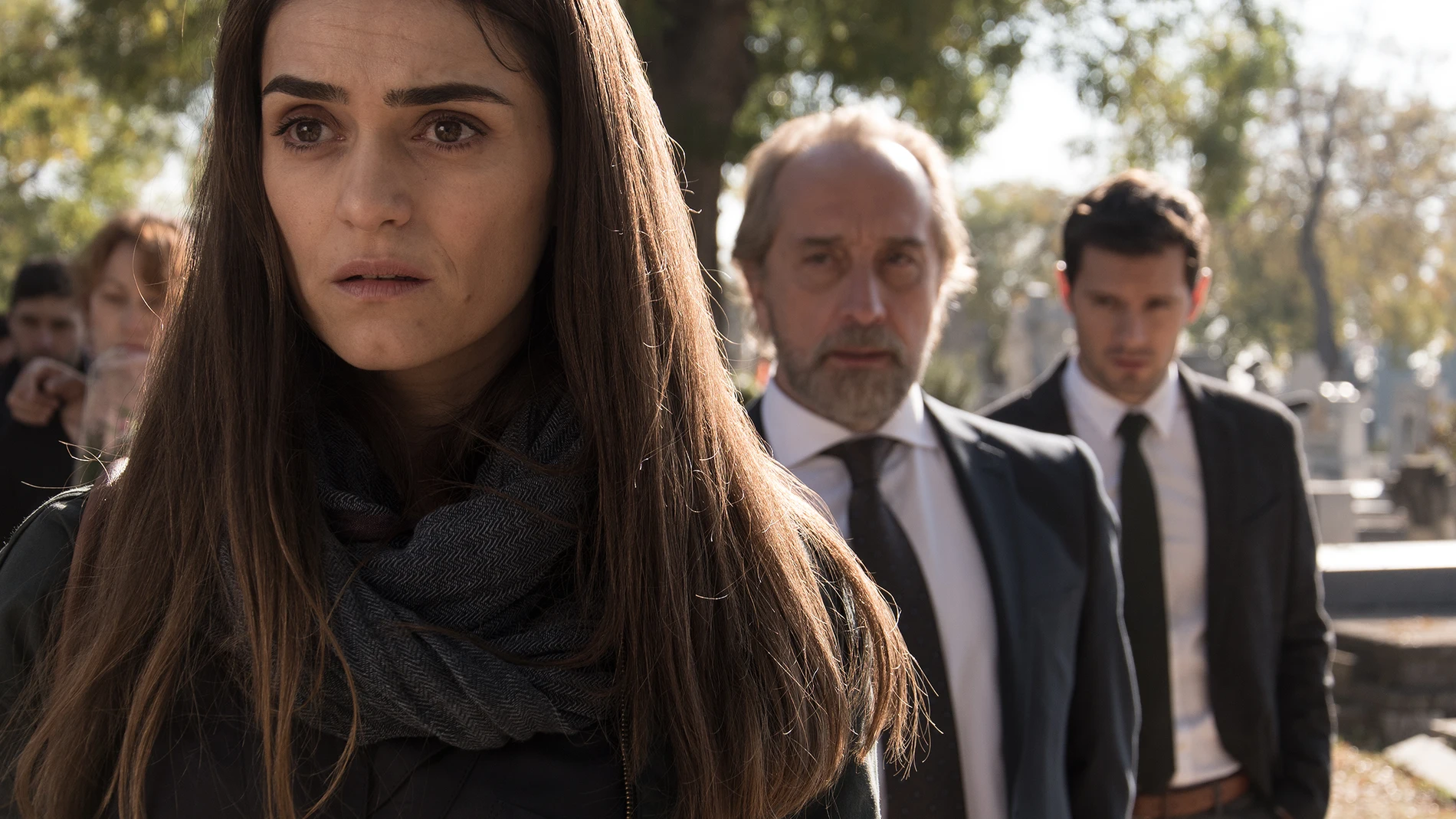 Belén, Miguel y Alain en el funeral de Isabel