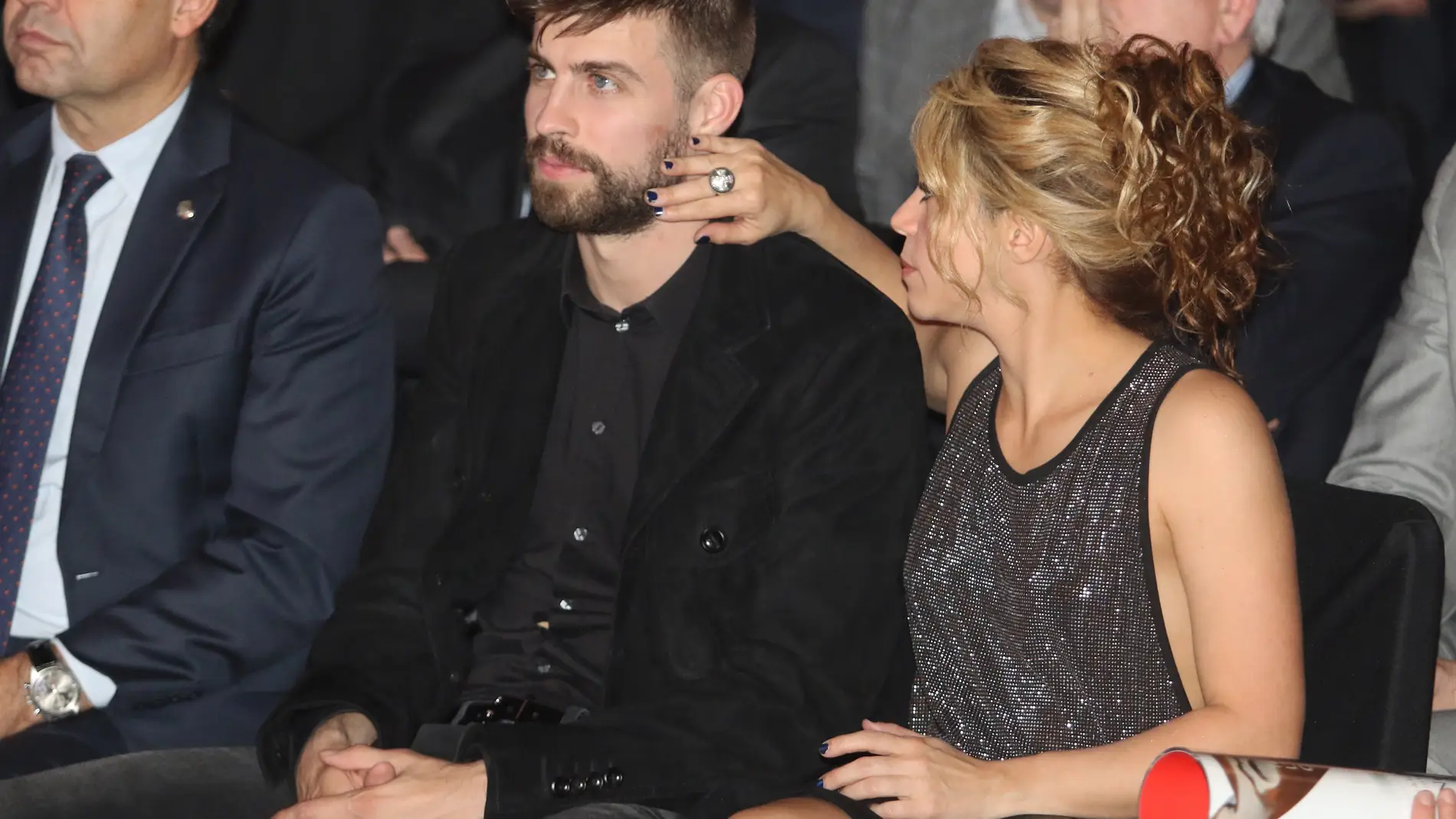 Shakira le seca las lágrimas a Gerard Piqué