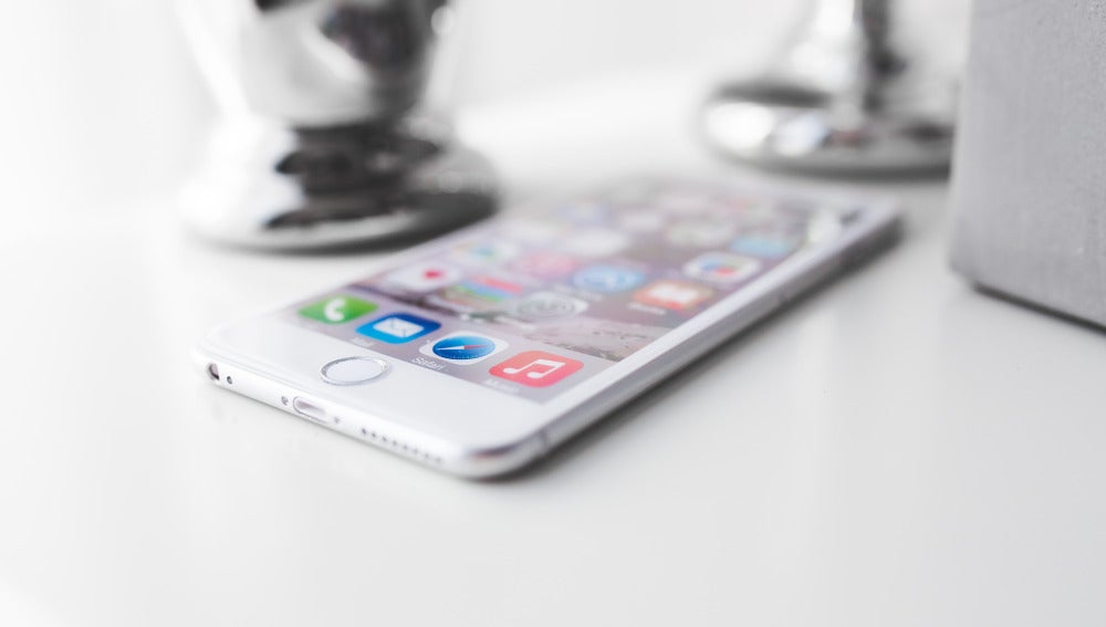 Iphone 6 Plus olvidado en una mesa