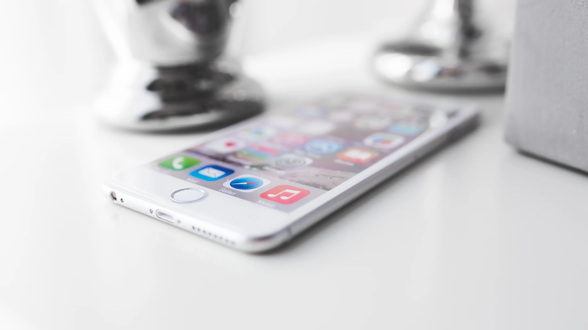 Iphone 6 Plus olvidado en una mesa Iphone 6 Plus olvidado en una mesa