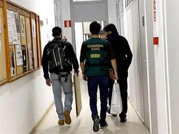 La Guardia Civil registra los despachos del grupo municipal del PP en el Ayuntamiento de Valencia La Guardia Civil registra los despachos del grupo municipal del PP en el Ayuntamiento de Valencia