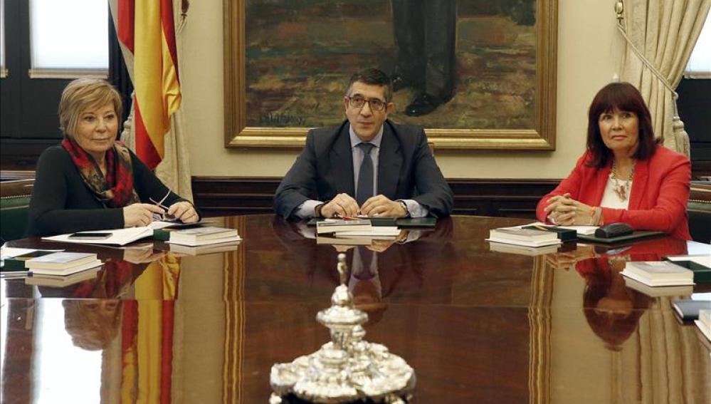 El presidente de la Mesa, Patxi López , junto a las vicepresidentas primera (i) y segunda (d)