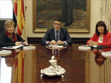 El presidente de la Mesa, Patxi López , junto a las vicepresidentas primera (i) y segunda (d)