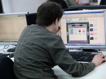 Un hombre trabaja en un ordenador