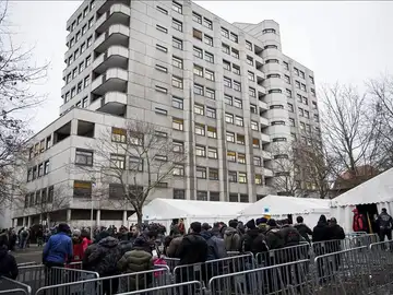 Refugiados esperando cola Refugiados esperando cola