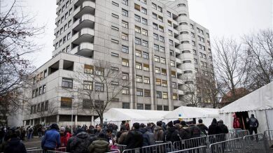 Berlín investiga la supuesta muerte de un refugiado sirio que hizo cola durante días
